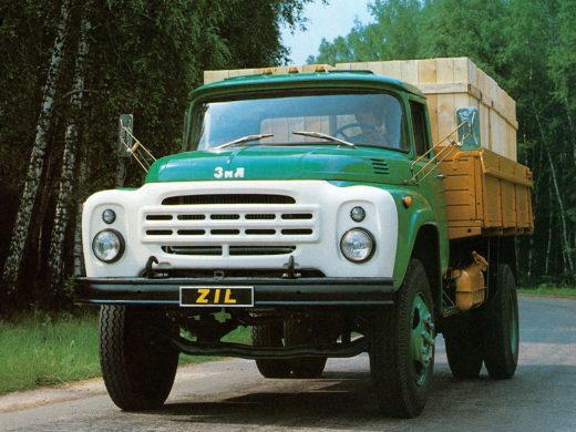 В 1963 году завод им. Лихачева выпустил свой самый знаменитый автомобиль - ЗИЛ-130. Машина была революционной для того времени: двигатель 150 л.с., 5-ступенчатая коробка передач, принципиально новый дизайн. ЗИЛ-130 до сих пор можно увидеть на отечественных дорогах, они продолжают работать на предприятиях.